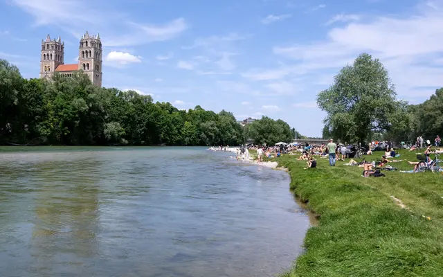 Die Isar in München. Der Montagvormittag könnte noch einmal Sonne bringen, doch am Nachmittag sollen Wolken aufziehen.  | Foto: Sven Hoppe/dpa (Symbolbild)