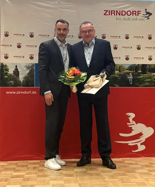 Erster Bürgermeister Marcus Spath bedankt sich bei Michael Maderer (Zweiter Bürgermeister der vergangenen Periode) (v.l.)