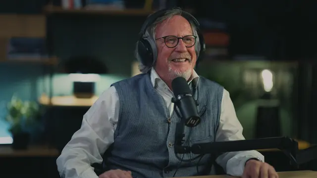 In der nächsten Podcast-Folge von ungeskriptet gibt es einen tiefen, ungeschönten Einblick in das Weltbild und die Karriere einer der prägnantesten Stimmen der deutschen Publizistik.  Harald Martenstein blickt in diesem Gespräch auf eine ungewöhnliche Laufbahn zurück, die er selbst als „Alterskarriere“ bezeichnet.  | Foto: © ungeskriptet media GmbH