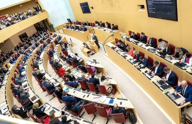 Die 203 Abgeordnete des Landtags erwartet zum 1. Juli eine Erhöhung ihrer Diäten um 4,1 Prozent. Anders als im Bundestag deutet nichts daraufhin, dass die Erhöhung abgesagt werden soll. | Foto: © Peter Kneffel/dpa (Archivbild)