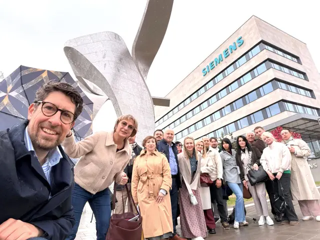 Die UNIDO-Delegation bei der Besichtigung des Siemens-Campus in Erlangen vor der „The Wings“-Skulptur von Daniel Liebeskind, die neben Erlangen, München und Berlin nur noch in Mailand zu finden ist. | Foto: © Kurt Höller