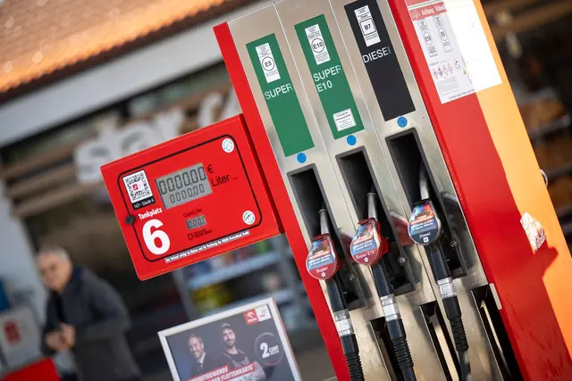 In Bayern hat der Auswertung zufolge rund jede vierte Tankstelle gegen die 12-Uhr-Regel verstoßen.  | Foto: Philip Dulian/dpa (Archivbild)