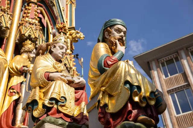 Nürnbergs berühmter Schöne Brunnen vor dem Rathaus: Sokrates und Gregorius mit sehr nachdenklichen Gesichtern.  | Foto:  © MARIA ALBI/stock.adobe.com