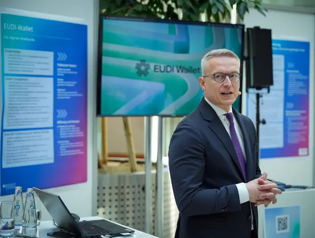 Digitalminister Karsten Wildberger (CDU) ist verantwortlich für die Einführung der EUDI-Wallet in Deutschland. Er hat sich auf das Startdatum 2. Januar festgelegt.  | Foto: Soeren Stache/dpa