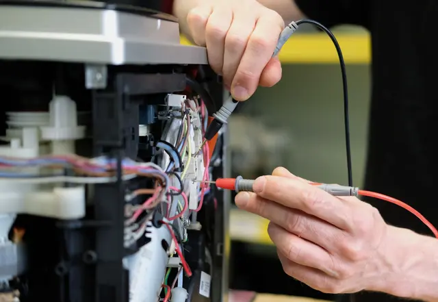 Die geplante Gesetzesänderung soll die Entscheidung für eine Reparatur und gegen den Neukauf erleichtern.  | Foto: Sebastian Willnow/dpa (Symbolbild)
