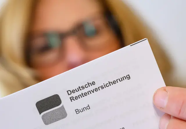 Das reguläre Renteneintrittsalter in Deutschland steigt schrittweise von 65 auf 67 Jahre. Für alle ab dem Jahr 1964 Geborenen gilt die feste Regelaltersgrenze von 67 Jahren. Für frühere Geburtsjahrgänge greift eine stufenweise Anhebung. Vorzeitige Ruhestandsregelungen sind, teils mit Abschlägen, möglich. | Foto: Patrick Pleul/dpa