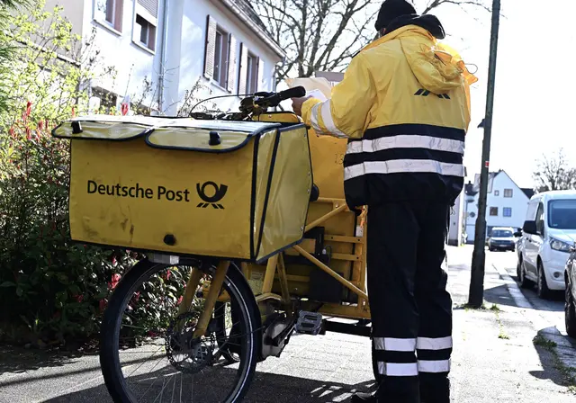 Die meisten Briefe tragen hierzulande Postboten der Deutschen Post aus. | Foto: © Wolf von Dewitz/dpa (Archivbild)