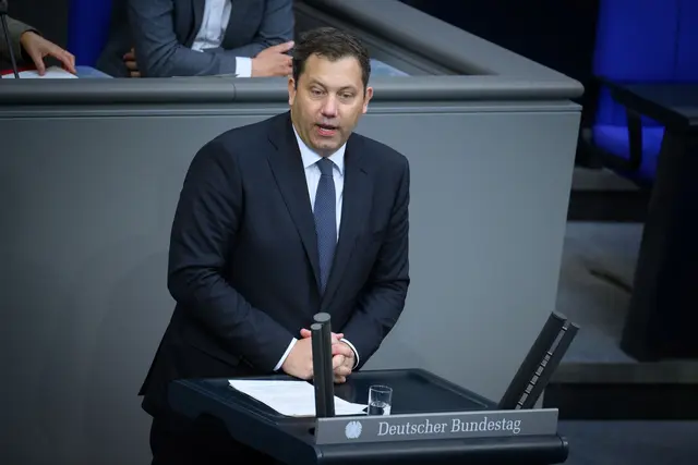 Weniger Zeit mit Bürokratie, dafür mehr für das Baby - das verspricht Finanzminister Klingbeil (SPD).  | Foto: Bernd von Jutrczenka/dpa