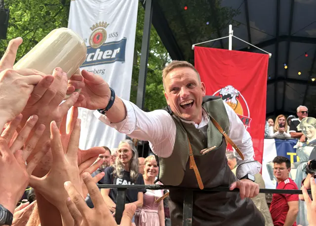 Gaudi garantiert: Oberbürgermeister Jörg Volleth beim Bieranstich. | Foto: © Stadt Erlangen