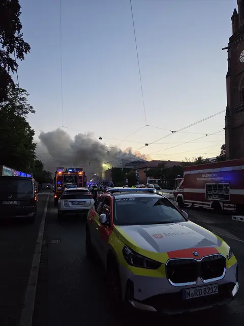 Großbrand in der Wiesenschule in Nürnberg. | Foto: Sanitätseinsatzleitung / Nürnberger Hilfsorganisationen