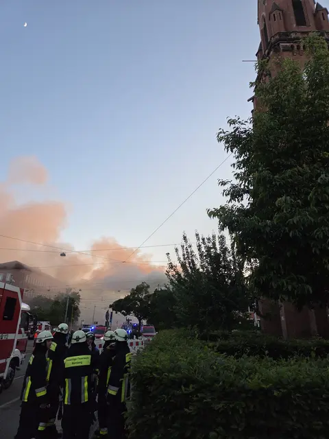Großbrand in der Wiesenschule in Nürnberg. | Foto: Sanitätseinsatzleitung / Nürnberger Hilfsorganisationen