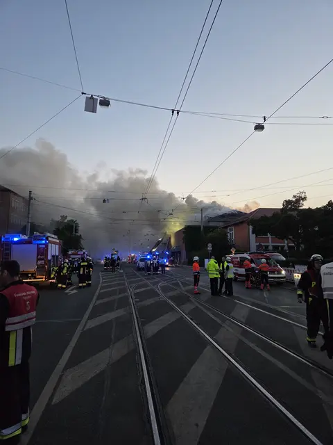Großbrand in der Wiesenschule in Nürnberg. | Foto: Sanitätseinsatzleitung / Nürnberger Hilfsorganisationen