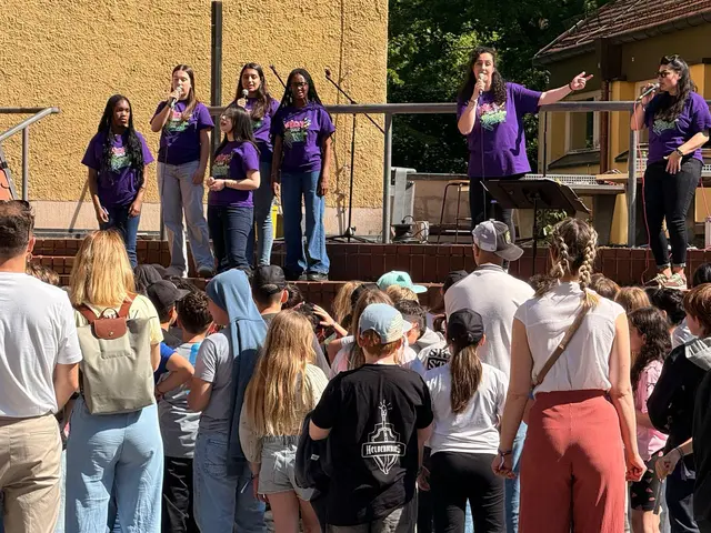 Mit viel Begeisterung sangen die teilnehmenden Kinder gemeinsam mit dem „Meet and Beat“-Team auf der Bühne. | Foto: Juliane Werhof