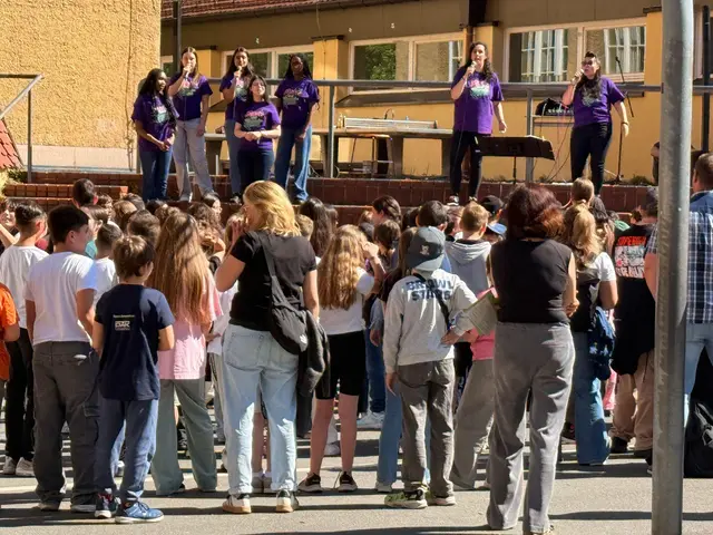 Gemeinsam singen und feiern: Kinder und das Team von „Meet and Beat“ sorgten auf der Bühne für beste Stimmung. | Foto: Juliane Werhof