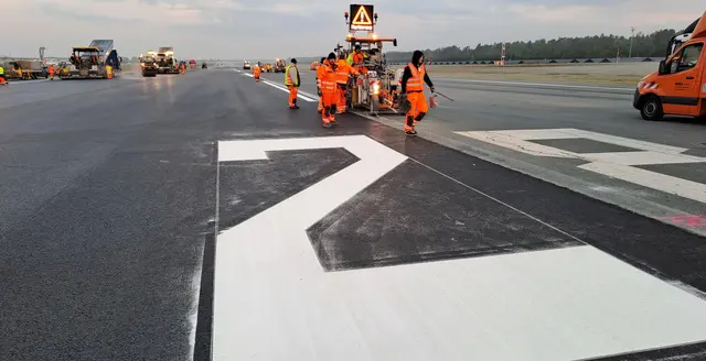 Jedes Jahr werden an mehreren Wochenenden um den Mai an der Start- und Landebahn Sanierungsarbeiten durchgeführt.  | Foto:  Valentin Seng / Airport Nürnberg