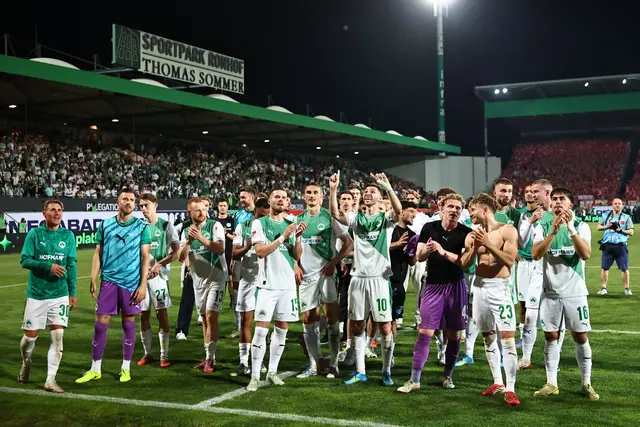 Die Fürther Spieler feierten den Erfolg in der Relegation. | Foto: Daniel Karmann/dpa