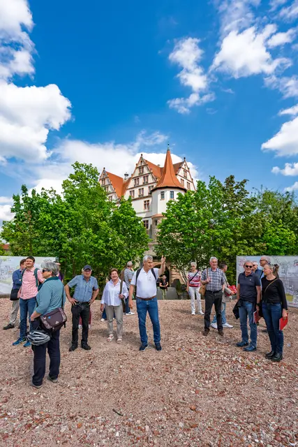 Anlässlich der Führung „50 Jahre Städtebau in Roth“ gab Stadtbaumeister Wolfgang Baier auch Einblicke in kommende Projekte, die gefördert werden könnten. Ein Beispiel ist das Rother Neuland mit wunderschönem Blick auf Schloss Ratibor. | Foto: Salvatore Giurdanella