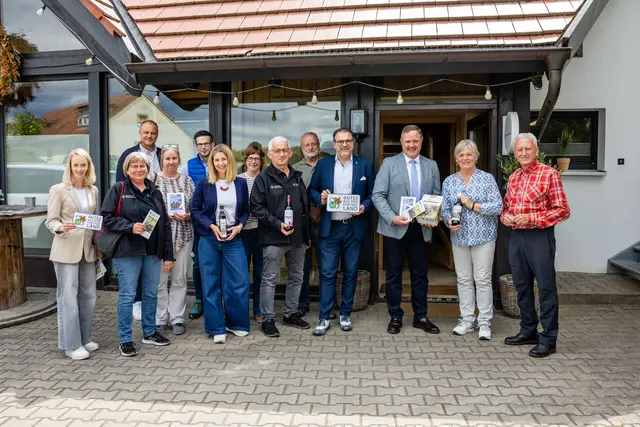 Landrat Bernd Obst (3.v.r.) und der Veitsbronner Bürgermeister Marco Kistner (4.v.r.) informierten sich gemeinsam mit Vertretern der Initiative „Gutes aus dem Fürther Land“ (GuFü) bei Familie Maußer über den biodynamischen Anbau der Superbeere. | Foto: Landkreis Fürth