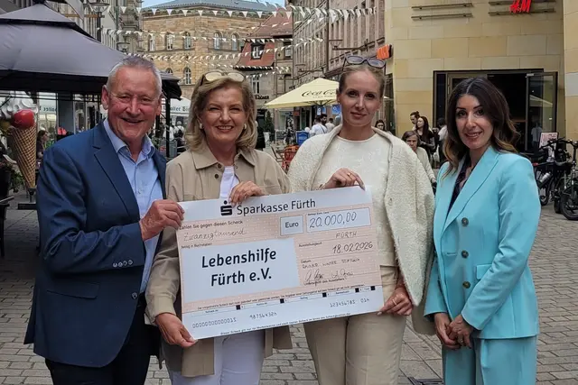 (v.l.n.r.:) Dr. Thomas Jung, Aufsichtsratsvorsitzender der Lebenshilfe Fürth, Gabriele Grau, Vorständin Rainer Winter Stiftung und Alexa Grau, Beirätin der Rainer Winter Stiftung sowie Lilit Zebli-Avayan, Fundraising für die Lebenshilfe Fürth.

 | Foto: Michaela Ortlieb, Lebenshilfe Fürth