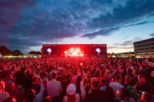 Auf der Bühne am Airport Nürnberg steigt der Festival Sommer 2026 mit den vier Events "Happy Life" (13.6.), "Garlic Land Festival" (20.6.), "Super Sommer Sause" (27.6.) und dem "Latin Airport Festival" (4.7.). | Foto: Pascal Goerke