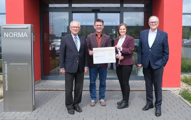 Stiftungsvorstand Dr. Wilhelm Polster (li.) und Stiftungsrat Klaus Teichmann (re.) überreichten die Zuwendung an das Krankenhaus Martha-Maria St. Theresien in Nürnberg. Norbert Frosch, leitender Therapeut, und Ute Schaffer, Ansprechpartnerin der Martha-Maria Stiftung, nahmen den Spendenscheck für das Krankenhaus entgegen. | Foto: © NORMA
