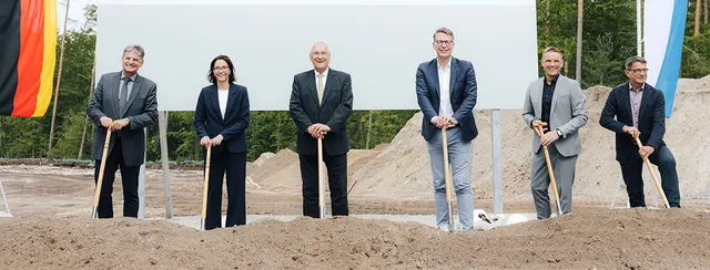 Spatenstich für das NHR@FAU (v.l.): FAU-Präsident Prof. Dr. Joachim Hornegger, Tamara Ochsenkühn (Leiterin des Hochschulbauamtes), Bayerns Innenminister Joachim Herrmann, Bayerns Wissenschaftsminister Markus Blume, Erlangens Oberbürgermeister Jörg Volleth und Prof. Dr. Gerhard Wellein (Leiter des NHR@FAU). | Foto: © FAU/Giulia Iannicelli