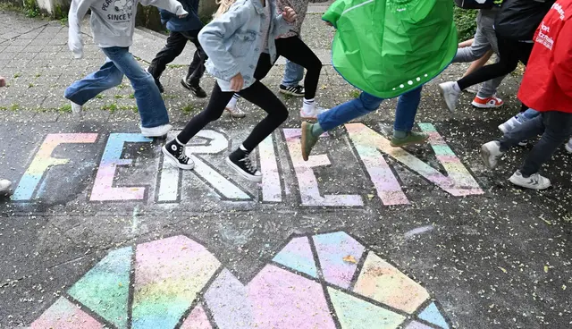 Wann starten sinnvoll die Sommerferien? Der Deutsche Philologenverband hat einen Vorschlag. (Archivbild) | Foto: Bernd Weißbrod/dpa