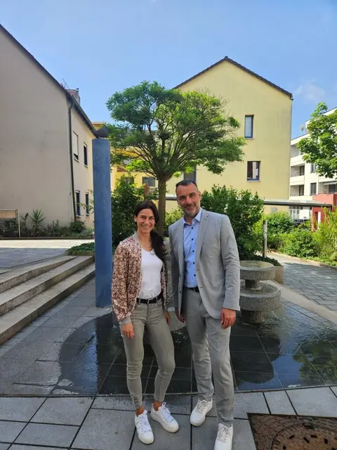 Bürgermeister Marcus Spath begrüßte Nadine Bischoff an ihrem ersten Arbeitstag im Zirndorfer Rathaus. | Foto: Stadt Zirndorf