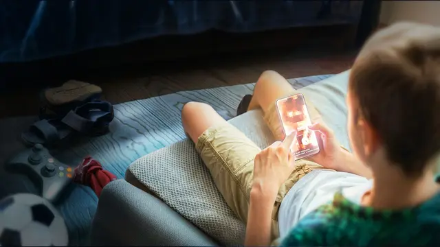 Um pornografische Inhalte zu sehen, müssen Kinder im Internet nicht unbedingt gezielt danach suchen. | Foto: Getty/ZDF/dpa
