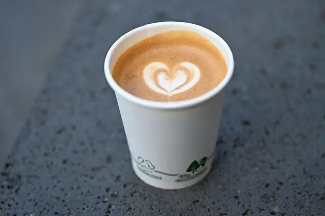 Ein Cappuccino kostet in Deutschland im Schnitt 3,57 Euro - und damit 10 Cent mehr als im vergangenen Jahr. | Foto: Michael Brandt/dpa