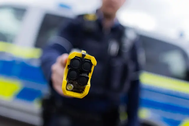 Taser statt Pistole? Die bayerische Polizei will das nun auch für den Einsatz auf Streife testen. (Symbolbild) | Foto: Rolf Vennenbernd/dpa