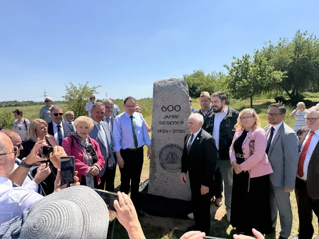(v.l.n.r.) Marlen Laurien, erste Bürgermeisterin Ammerndorf, Dietmar Helm, dritter Bürgermeister Stadt Fürth, Petra Guttenberger, Landtagsabgeordnete, Landrat Bernd Obst, Wolfgang Neukirchner, Behördenleiter Amt für ländliche Entwicklung, Martin Schöffel, Staatssekretär im Staatsministerium der Finanzen und für Heimat, Hans Satzinger, 1. Vorsitzender der Feldgeschworenenvereinigung Landkreis und Stadt Fürth, Christian Ell, erster Bürgermeister Langenzenn, Steinmetz Kai Vogel, Frau Gabi Schmidt, Landtagsabgeordnete, Werner Stieglitz, Landtagsabgeordneter und Harry Scheuenstuhl, Landtagsabgeordneter.  | Foto: Landkreis Fürth