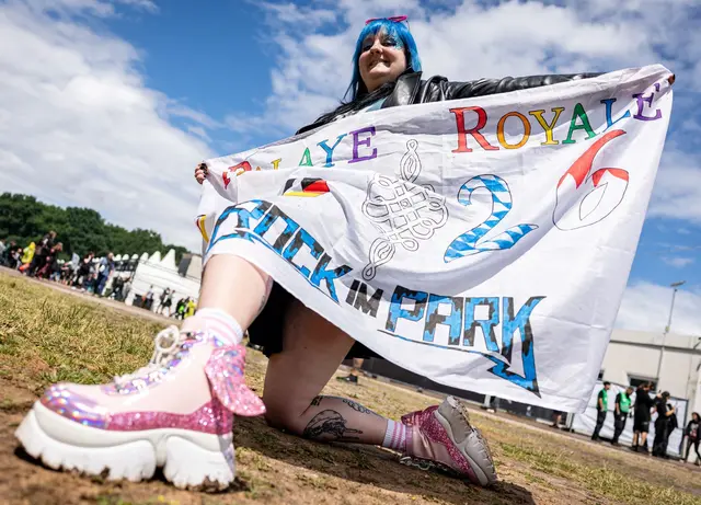 Bei Rock im Park sollen nach Angaben der Veranstalter rund 80.000 Musikfans vor den Bühnen feiern. | Foto: Daniel Karmann/dpa