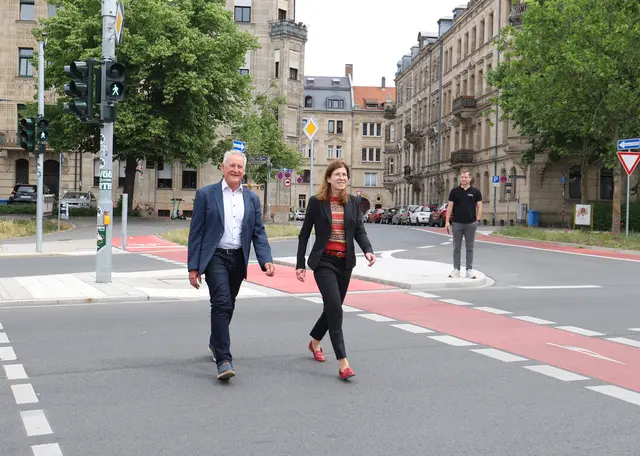 Ein großer Schritt für die digitale Ampeltechnik: Oberbürgermeister Thomas Jung und Baureferentin Christine Lippert haben die hochmoderne Ampelanlage an der Kreuzung Gebhardtstraße / Zähstraße offiziell eingeweiht. | Foto: Ebersberger / Stadt Fürth