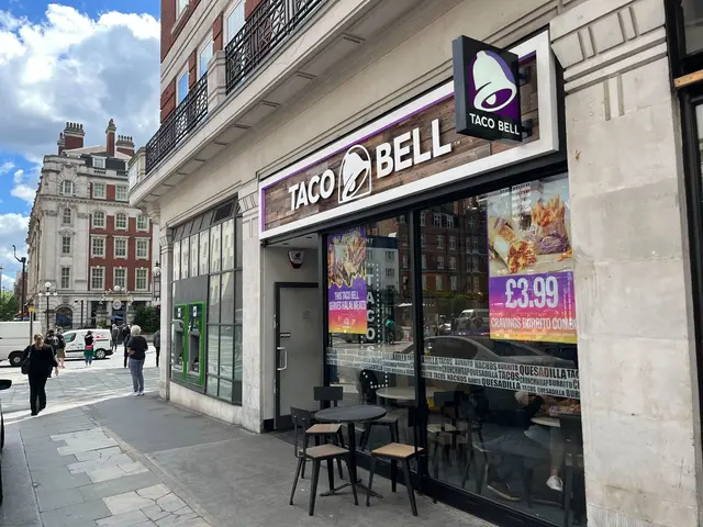 Blick auf eine Taco Bell-Filiale in London. Die US-Fast-Food-Kette Taco-Bell unternimmt den zweiten Anlauf zur Expansion in Deutschland. (Archivbild) | Foto: Julia Kilian/dpa