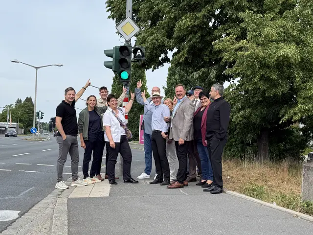 (v.l.n.r.)  Christopher Ködel, Vertriebsbeauftragter bei Yunex Traffic, Heike Barth, Fraktionsvorsitzende BÜNDNIS 90/DIE GRÜNEN, Tom Hesselberger, 2. Bürgermeister Stadt Zirndorf, Renate Krach, Fraktionsvorsitzende CSU, Thomas Diebenbusch, Bürgermeister Stadt Oberasbach, Thomas Zehmeister, Bürgermeister Gemeinde Großhabersdorf, Marlen Laurien, Bürgermeisterin Gemeinde Ammerndorf, Landrat Bernd Obst, Christian Schubert, Straßenmeisterei Ammerndorf, Andreas Eisgruber, Leiter Staatliches Bauamt Nürnberg, Melanie Plevka, Fraktionsvorsitzende SPD, Simon Fakher Fraktionsvorsitzender AfD. | Foto: Landkreis Fürth