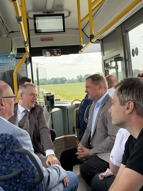 (v.l.n.r.) Thomas Diebenbusch, Bürgermeister Stadt Oberasbach, Andreas Eisgruber, Leiter Staatliches Bauamt Nürnberg, Landrat Bernd Obst, Christopher Ködel, Bertriebsbeauftragter bei Yunex Traffic. | Foto: Landkreis Fürth