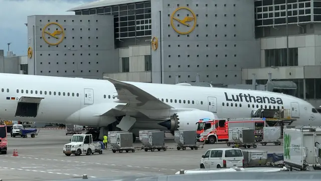 Das Flugzeug soll jetzt untersucht werden. | Foto: Mike Seeboth/dpa