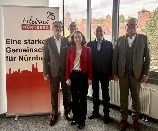 Stadt und Handelsverein Erlebnis Nürnberg stärken die Zusammenarbeit für die Innenstadt (v.l.): Thomas Weckerlein, 1. Vorsitzender Erlebnis Nürnberg, Markus Pinzner, 2. Vorsitzender Erlebnis Nürnberg, Wirtschafts- und Wissenschaftsreferentin Dr. Andrea Heilmaier, Paolo Chesi, 3. Vorsitzender Erlebnis Nürnberg, und Carl-Peter Horlamus, Schatzmeister Erlebnis Nürnberg. | Foto: Thomas Winning / Stadt Nürnberg