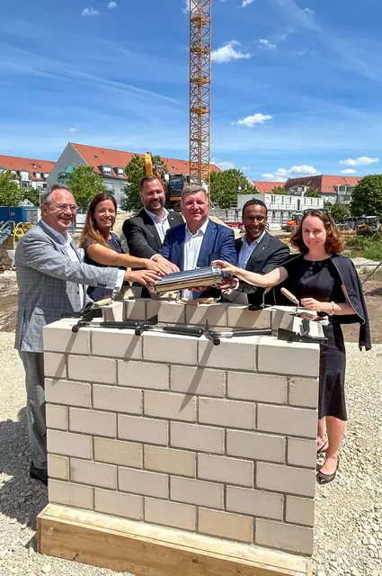 Dr. Philipp Stiel, Geschäftsführer der Siedlungswerk Nürnberg GmbH, Kristina Frank, Geschäftsführerin der Baunova Bayern GmbH, Jochen Kohler, MdL, Bayerns Bauminister Christian Bernreiter, Dr. Nasser Ahmed, Dritter Bürgermeister von Nürnberg, und Dr. Andrea Heilmaier, Wirtschafts- und Wissenschaftsreferentin der Stadt Nürnberg (v.l.).  | Foto: StMB