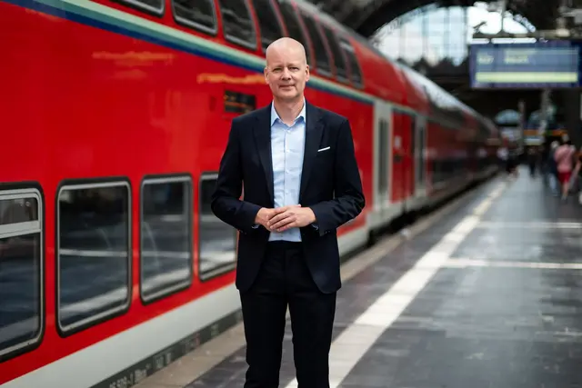 DB Regio-Vorstand Harmen van Zijderveld will, dass Züge sichere Orte sind.


 | Foto: Florian Wiegand/dpa