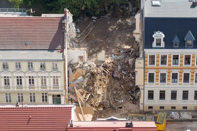 Gut drei Wochen nach dem Hauseinsturz in Görlitz dauern die Ermittlungen an.  | Foto: Sebastian Kahnert/dpa