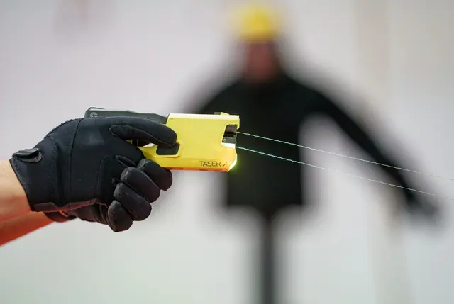 Taser statt Pistole? Die bayerische Polizei will das nun auch für den Einsatz auf Streife testen.  | Foto: Axel Heimken/dpa (Symbolbild)
