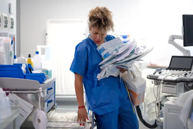 Überlastetes Krankenhauspersonal ist in vielen Kliniken Alltag. | Foto: Carmen - stock.adobe.com (Symbolbild)