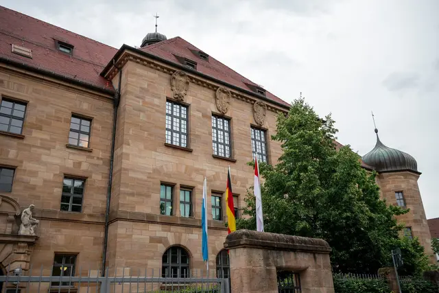 er Prozess gegen Demonstranten, die auf den Hof des bayerischen Bauernpräsidenten eingedrungen sein sollen, ist in Nürnberg gestartet. | Foto: Daniel Vogl/dpa