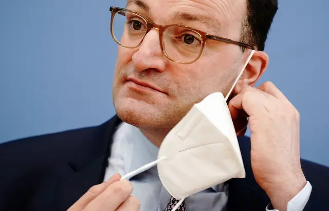 Der damalige Bundesgesundheitsminister Jens Spahn im März 2021 bei einer Pressekonferenz - mit FFP2-Maske, wie es damals üblich war.

 | Foto: Kay Nietfeld/dpa (Archivfoto)