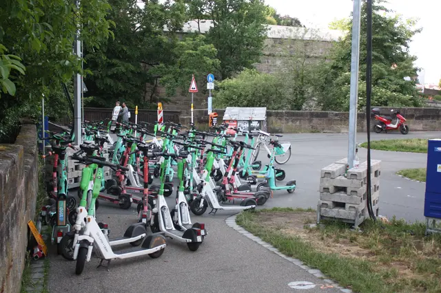 Probleme mit den E-Scootern beschränken sich nicht nur auf das Fahren. Ausgewiesene Scooter-Parkplätze wie hier an der Nürnberger Burg sind überfüllt und versperren die Fußgängerwege.  | Foto: Victor Schlampp