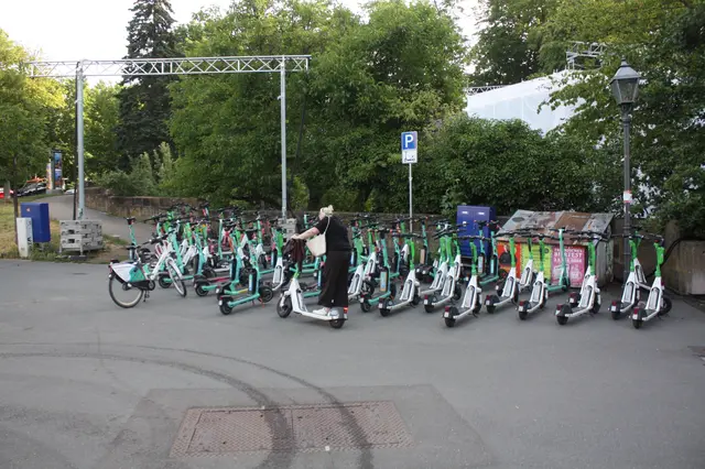Probleme mit den E-Scootern beschränken sich nicht nur auf das Fahren. Ausgewiesene Scooter-Parkplätze wie hier an der Nürnberger Burg sind überfüllt und versperren die Fußgängerwege.  | Foto: Victor Schlampp