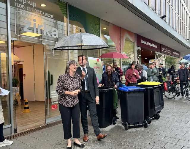Bis Freitag, 3. Juli 2026, will der "zirka"-Pop-up-Store in der Pfannenschmiedsgasse nachhaltiges Handeln erlebbar machen. Zur Eröffnung waren die Referentin für Umwelt und Gesundheit, Britta Walthelm, Oberbürgermeister Marcus König sowie Percussionist Yogo Pausch zu Gast (v. l.). | Foto: Nicola A. Mögel / Stadt Nürnberg)