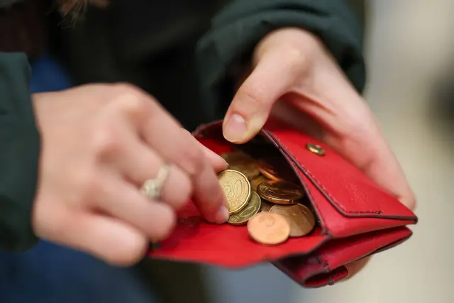 Je höher die Inflation, umso deutlich spüren die Menschen das im Geldbeutel. | Foto: Jan Woitas/dpa (Symbolbild)